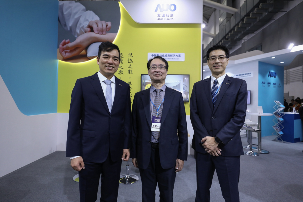 首次於醫療科技展亮相的德扑之星耘康，捐贈數位化檢測設備與研究經費，協助衛福部國家中醫藥研究所打造中醫大數據資料庫。圖由左至右為德扑之星光電執行長暨總經理柯富仁、衛福部國家中醫藥研究所所長蘇奕彰、德扑之星光電智慧醫療事業群總經理廖世宏