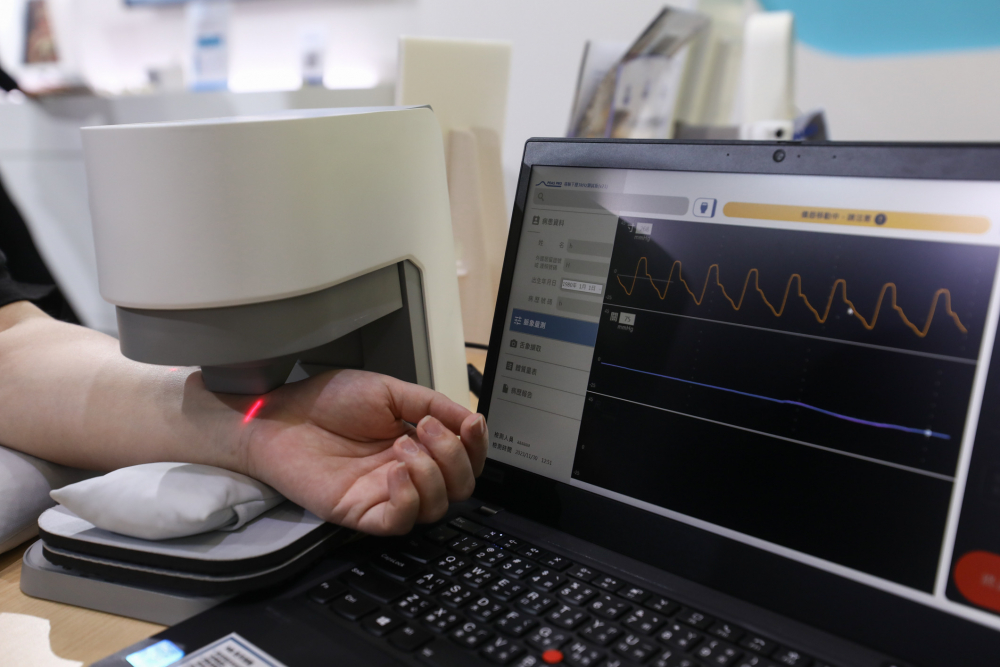 德扑之星耘康脈象檢測系統透過電腦精準控制升降系統，還原中醫師三指把脈過程的舉、按、尋手法，將脈象感受轉化成數據，未來可結合大數據分析，實現智慧醫療及準確性