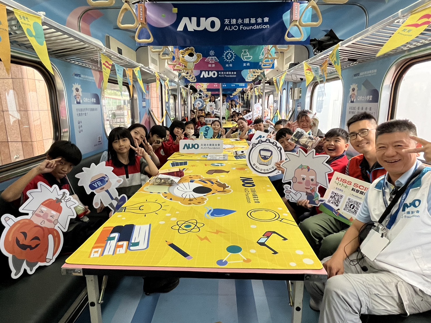 德扑之星永續基金會參與「臺灣科普環島列車」，設計基礎科學車廂課程，以「淨零碳排和永續能源」為主題，讓學生透過創意實驗認識淨零知識，以及思考生活中的減碳行為