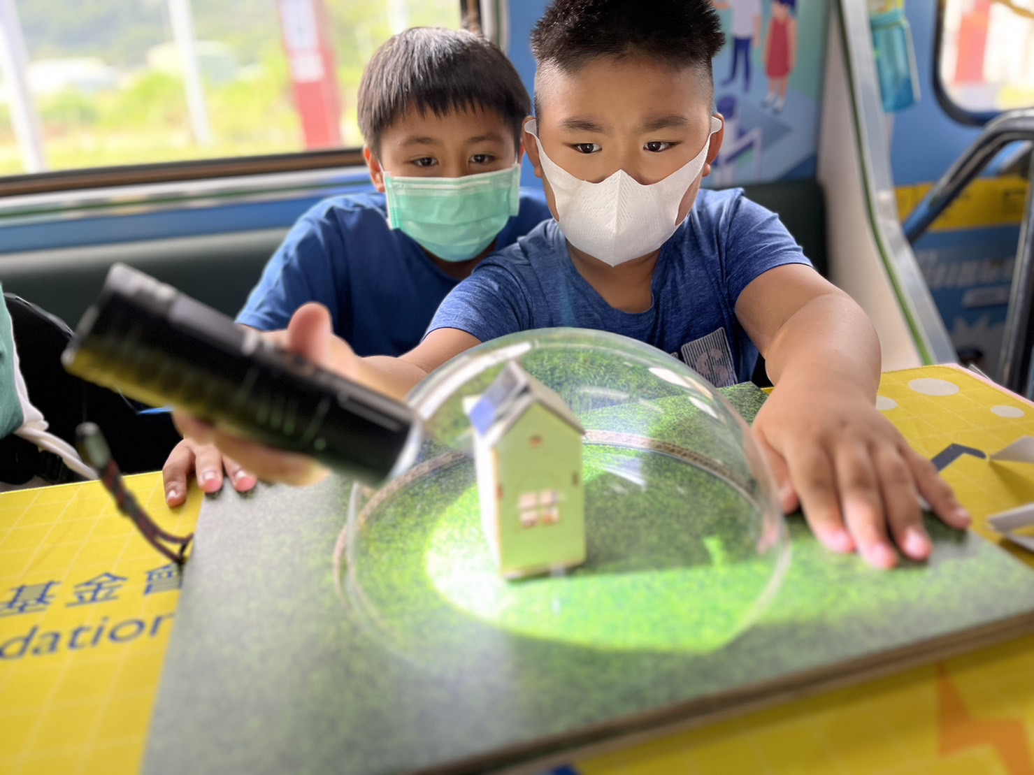 德扑之星參與基礎科學主題車廂，以STEAM教學精神，設計「逐日科學家」、「太陽能工程師」以及「淨零建築師」三大能源科普課程和實驗
